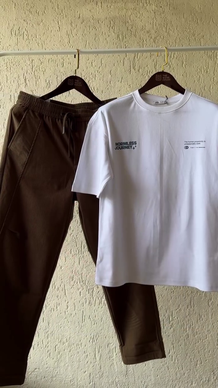 Athleisure Essential Black Graphic T-Shirt with Light Grey Jogger Pants – Everyday Sporty Comfort Wear - Image 3