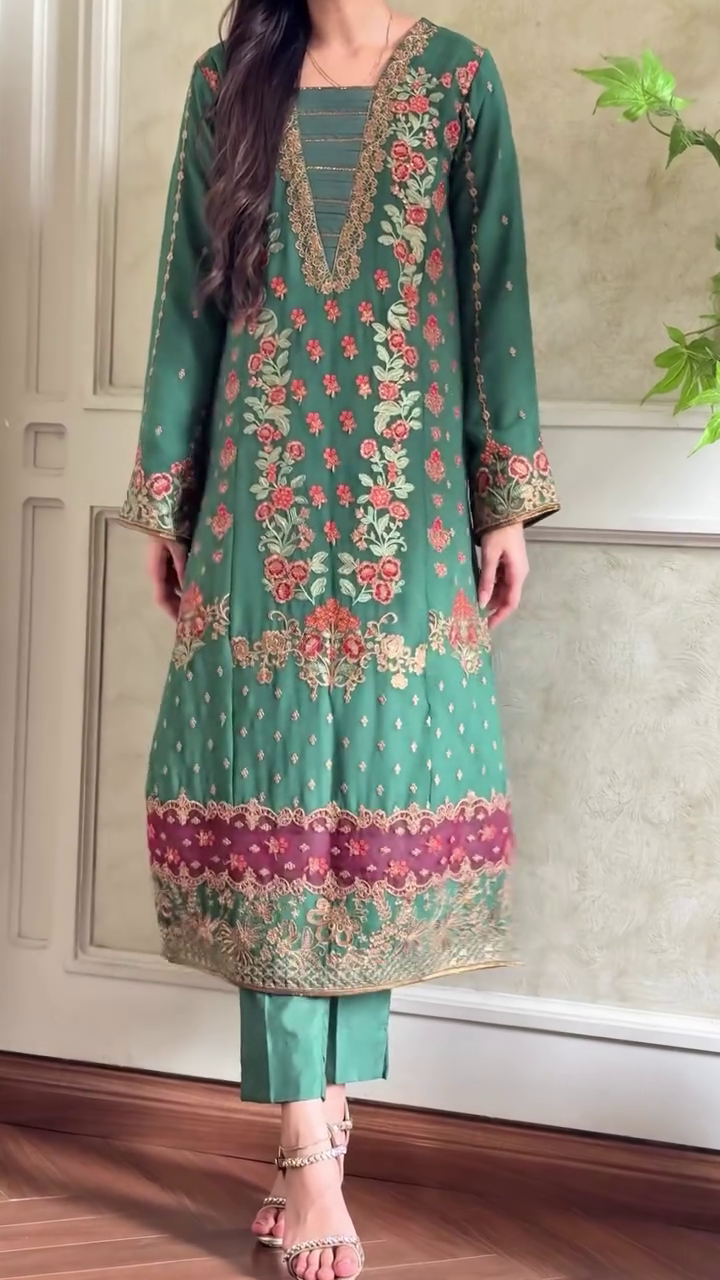 Emerald Green Embroidered Festive Suit with Dual-Tone Dupatta 🌿❤️ - Image 4