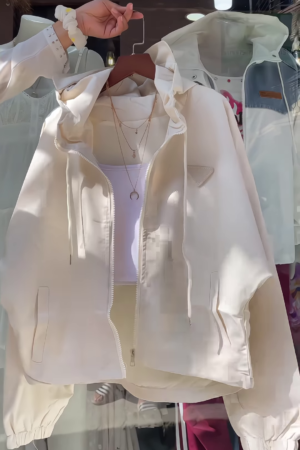 🤍 Stylish Zipper Jacket – Perfect Layer for All Seasons